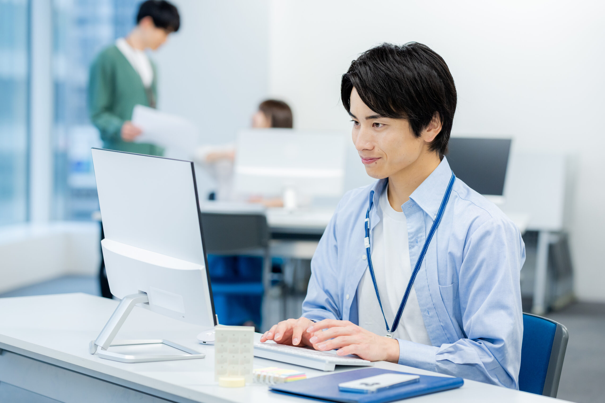 写真：オフィスで働く若いビジネスマン