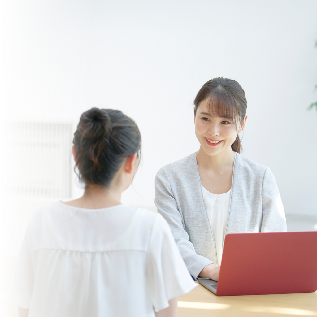 写真：面談をする優しい雰囲気の女性