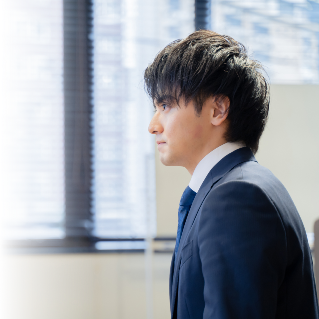 写真：オフィスでの会社面接採用試験シーン男性